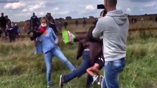 La periodista húngara que le pegó a refugiados puede ir hasta cinco años presa