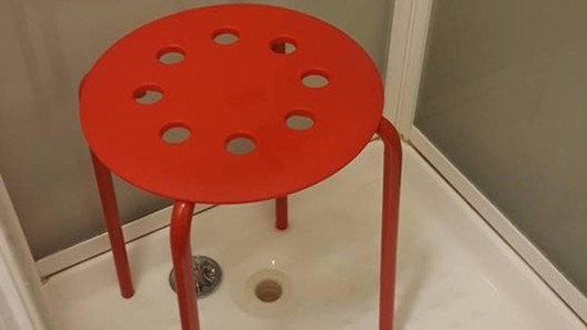 Le quedó un testículo atrapado en un banquito, le protestó a Ikea y la empresa respondió