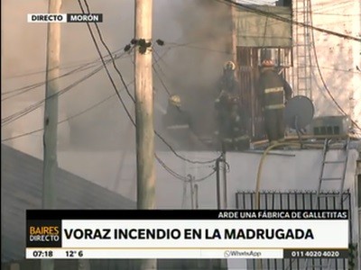 Voraz incendio en una fábrica de Morón