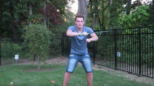 Youtuber se cortó un dedo mientras grababa un video jugando con machetes