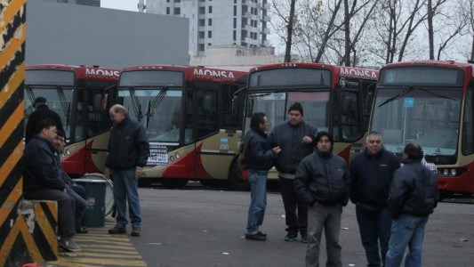 Operario de la línea 60 murió aplastado por un colectivo en una terminal