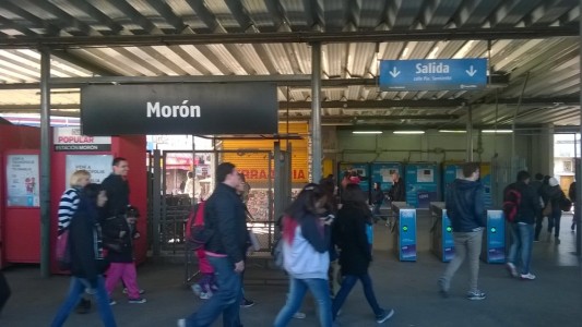 Pánico en la estación de Morón: tiroteo entre dos hermanos que trabajan como vendedores ambulantes