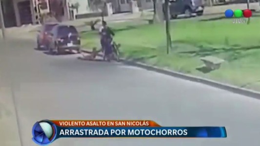 Motochorros arrastran a una mujer que no suelta su cartera