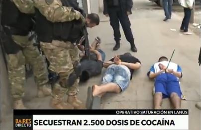 Múltiples operativos en Lanús: incautaron 2.500 dosis de cocaína, armas y medio millón de pesos