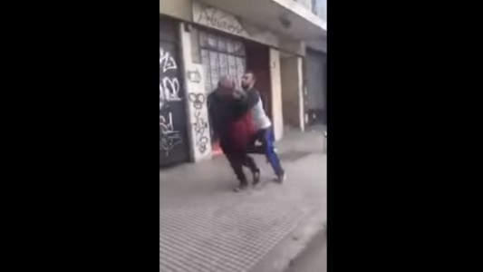 Indignante video de un rugbier que ataca por detrás a un hombre en situación de calle