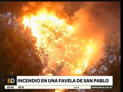 Impresionante incendio en una favela de San Pablo