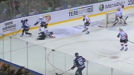 Murió un árbitro de hockey sobre hielo tras recibir el golpe del disco
