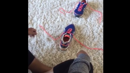 #EsViral El video que enseña a los niños cómo atarse los cordones que ya fue visto millones de  veces