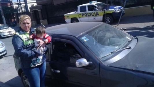 Dejó a su bebé de 11 meses encerrado en el auto para ir a hacer un trámite