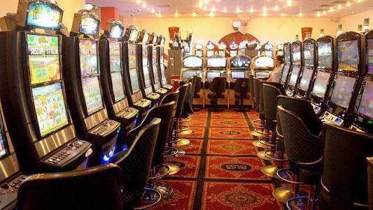 Ganó casi un millón de pesos en una tragamonedas y le pagaron $46 mil