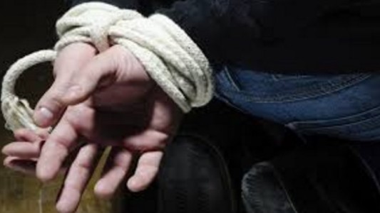 Pasó una semana secuestrado, tirado en el piso y con un pie encadenado