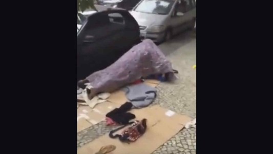 #EsViral La pareja que tiene sexo a plena luz del día debajo de una frazada