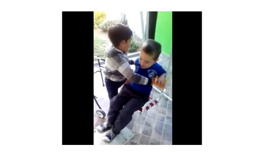 Ejemplo: Ayuda todos los días a su amiguito con discapacidad a subir a la hamaca para jugar