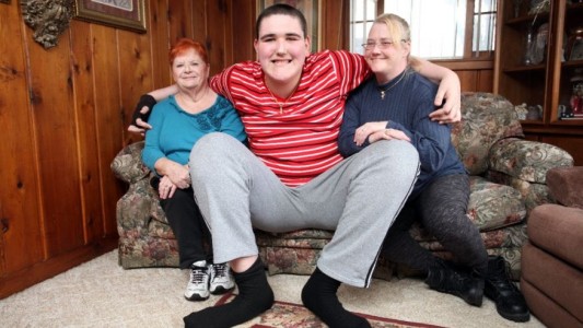 La historia del adolescente más alto del mundo que no puede parar de crecer