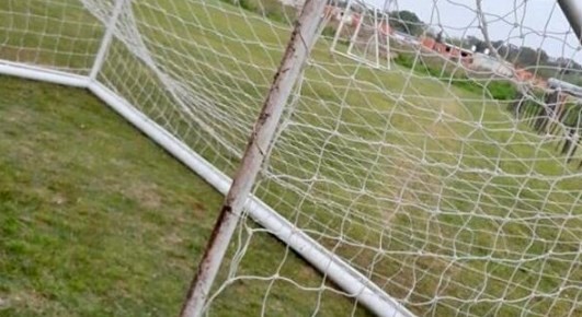 Pilar: a un chico de 14 años se le cayó un arco de fútbol en la cabeza y está grave