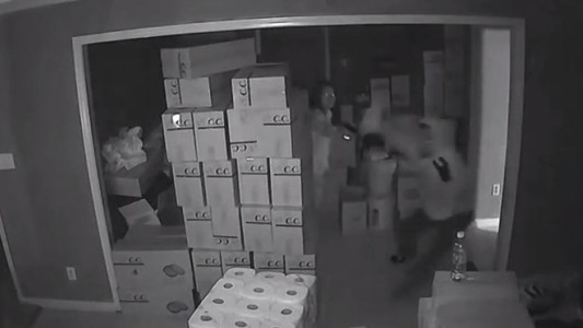 Tiros en pijama: les disparó a los ladrones que entraron a robar a su casa