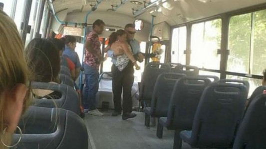 Chofer cargó en sus brazos a una pasajera con discapacidad porque el colectivo no tiene rampas