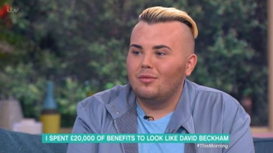 La historia del joven desempleado que gastó 23 mil euros para parecerse a David Beckham