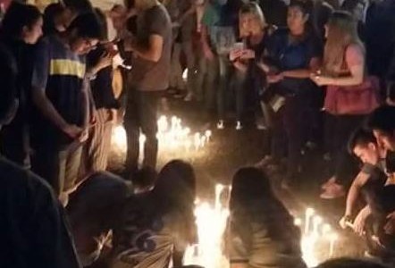 Catamarca: un profesor se quitó la vida y sus alumnos lo despidieron con velas blancas