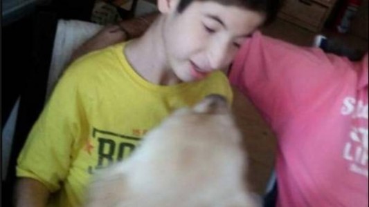 Echan a una familia de El Rosedal por el perro de su hijo discapacitado