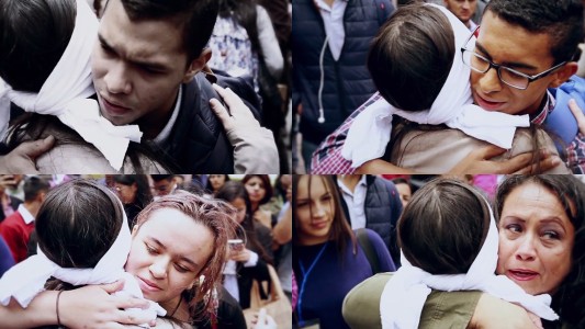 La ex guerrillera de las FARC que da abrazos para pedir perdón