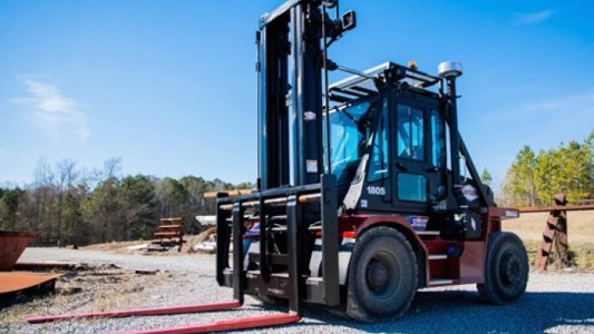 Atravesó a un compañero de trabajo con las horquillas de un montacargas