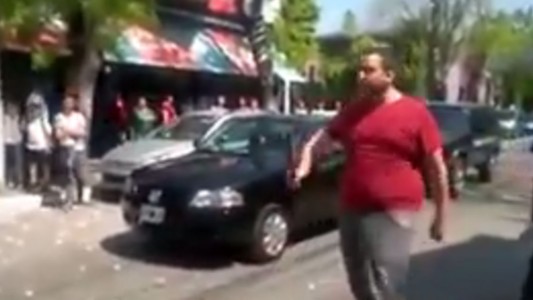 Un hombre atacó con un palo a estudiantes que festejaban su viaje de egresados