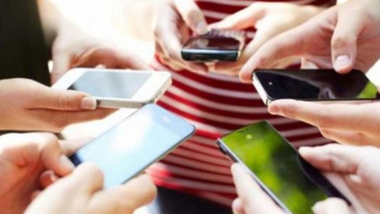 Lo echaron del colegio por difundir por WhatsApp un video sexual con una compañera