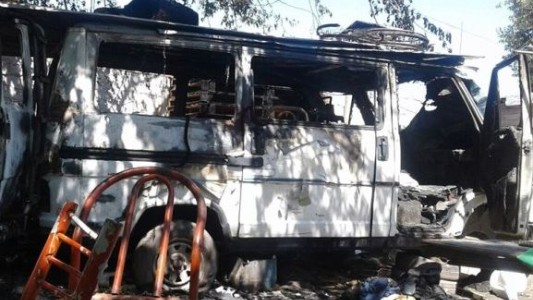 Se incendió una camioneta en la que dormía una familia: murió un bebé