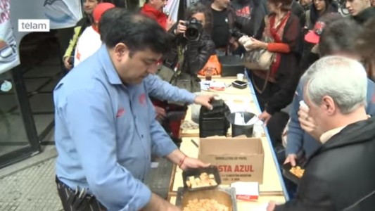 Protesta de cooperativas: regalaron ñoquis y empanadas en el microcentro