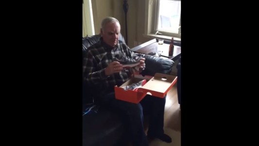 La tierna reacción de un padre al recibir un regalo muy esperado