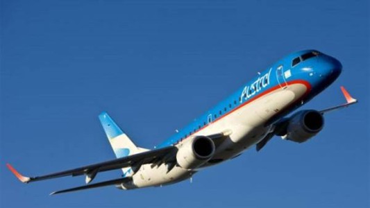 Avión de Austral tuvo que regresar al aeropuerto por un pájaro en una turbina