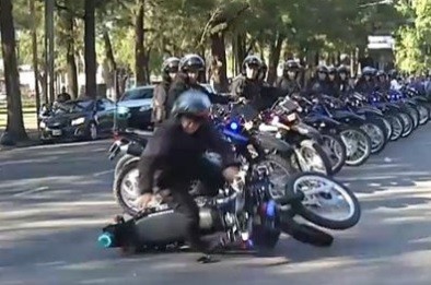 Video viral: el blooper del policía motorizado en Rosario
