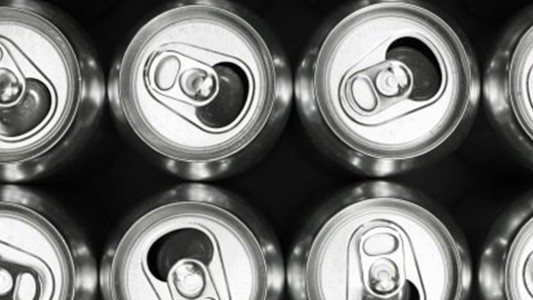 El truco viral para aumentar la señal del WiFi solo con latas de gaseosa