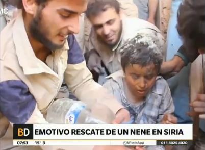 Emotivo rescate de un nene en Siria
