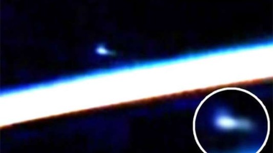 Video documento: ¿apareció un OVNI en una transmisión de la NASA?