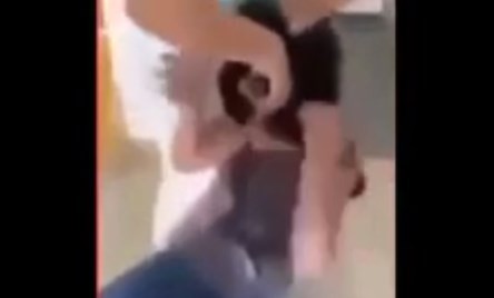 Le afeitó la cabeza a su hija como castigo por reírse de una joven con cáncer