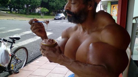 El hombre que se inyecta aceite de avión en los brazos para ser más grande que Hulk