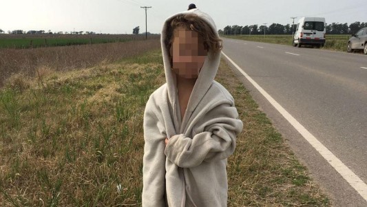 Un hombre casi atropella a una nenita de 4 años que caminaba sola por la ruta en Córdoba
