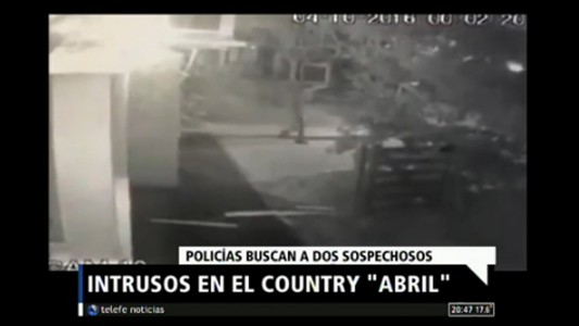 Intrusos en el country "Abril"