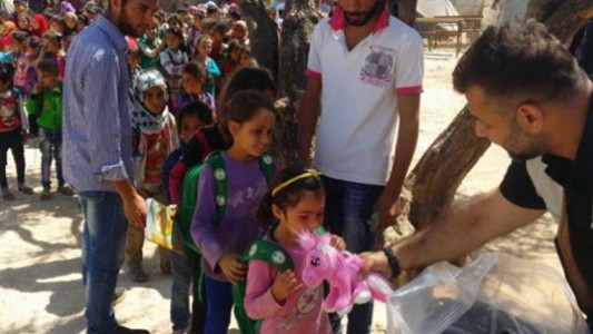 La peligrosa misión del "contrabandista de juguetes" que lleva alegría a chicos de Siria