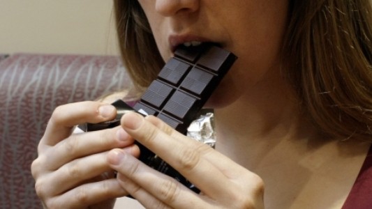 Investigadores proponen hacer chocolate con hojas de coca para que sean más saludables