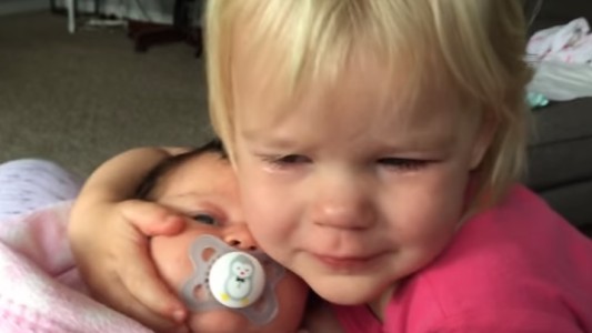 Video viral: el abrazo que logró calmar a una nena de 2 años que lloraba