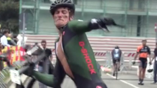 Ataque de furia: un ciclista perdió una carrera y partió al medio su bicicleta