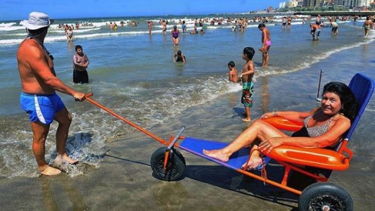 Presentaron un proyecto para que todas las playas argentinas tengan sillas anfibias