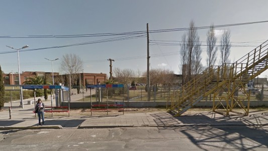 Asaltaron a 10 estudiantes que esperaban el colectivo frente la Universidad de Lomas de Zamora