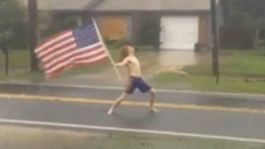 El hombre que enfrenta al huracán Matthew al ritmo del heavy metal