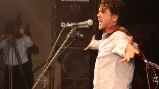 Tras un show, un cantante de folclore atropelló y mató a un ciclista