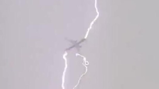 El impactante momento en que un rayo atraviesa un avión con pasajeros