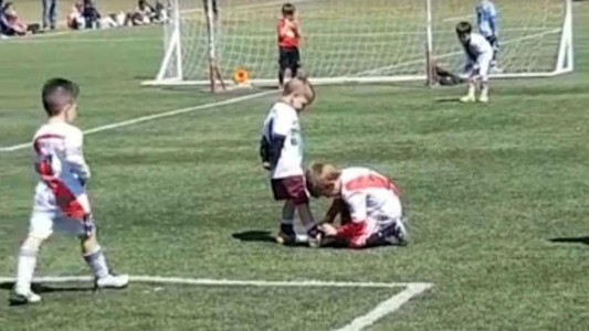 Video tierno: el nene que paró el partido para atarle los botines a un rival